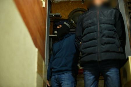 مداهمة منازل 22 مشتبهًا بهم بتجارة المخدرات